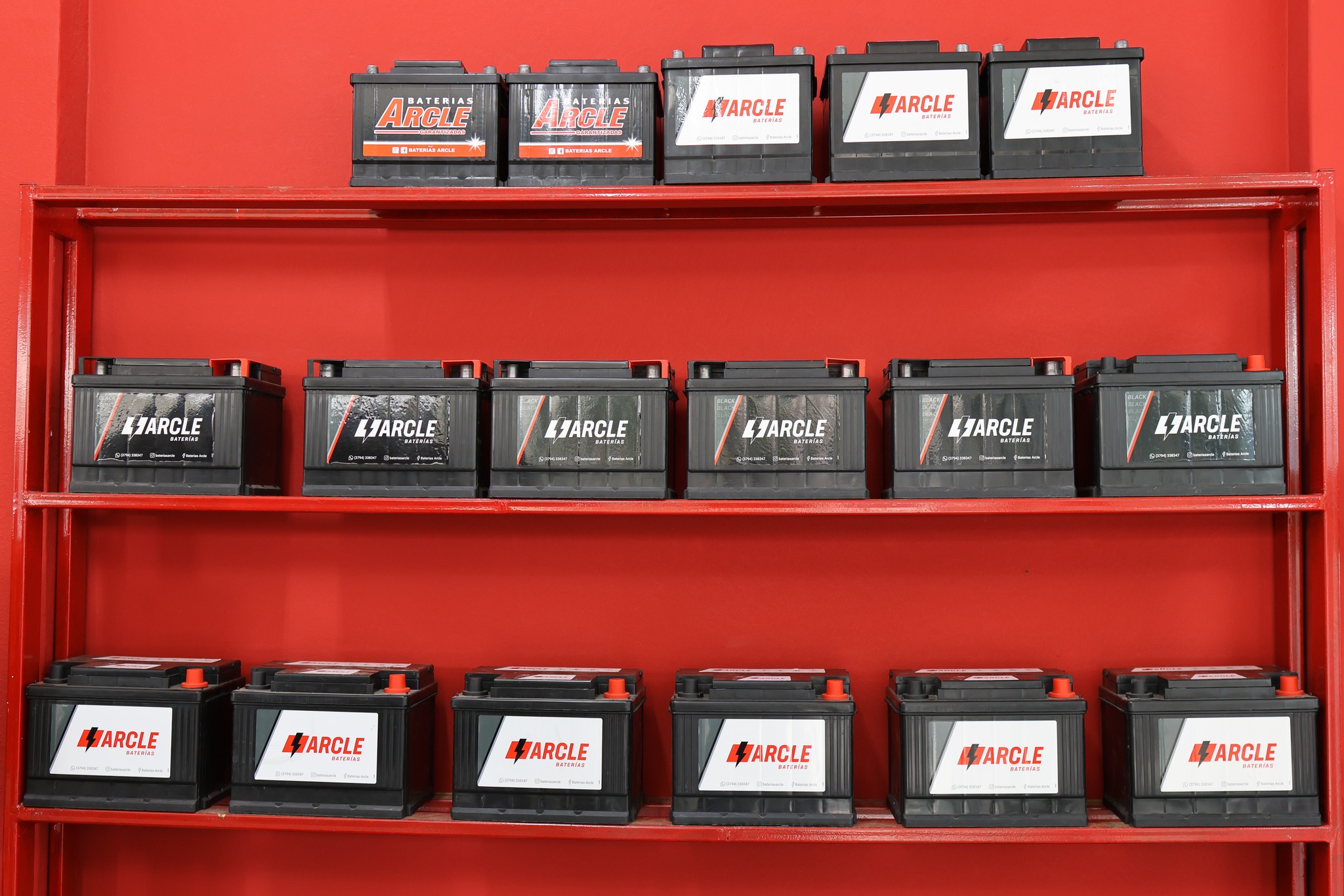 Estudiantes de la FCE conocen la Fábrica “ARCLE”